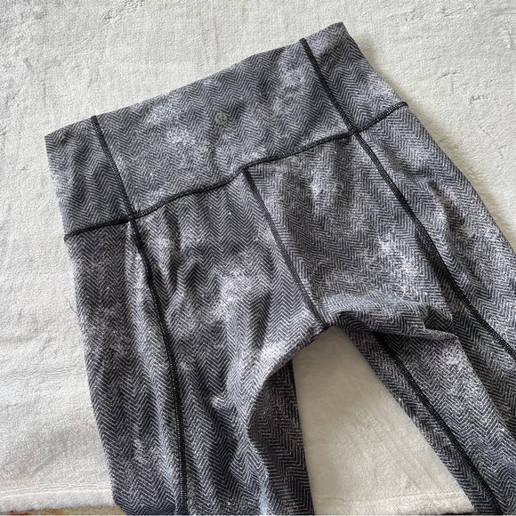 Lululemon Essential Rhythm Crop Full-On Luxtreme in Diffusion White Black - Picture 3 of 9